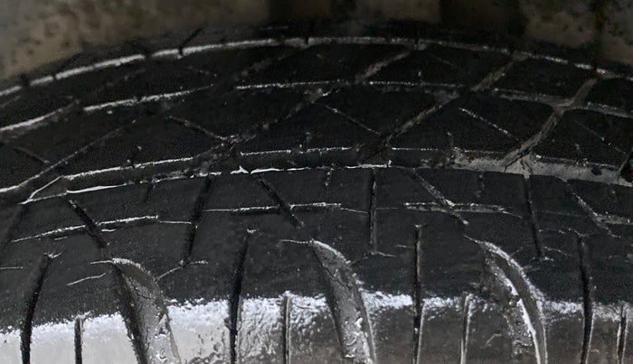 2015 Maruti Swift VXI, Petrol, Manual, 61,768 km, Left Rear Tyre Tread