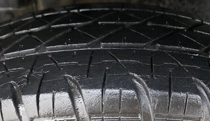 2015 Maruti Swift VXI, Petrol, Manual, 61,768 km, Right Rear Tyre Tread
