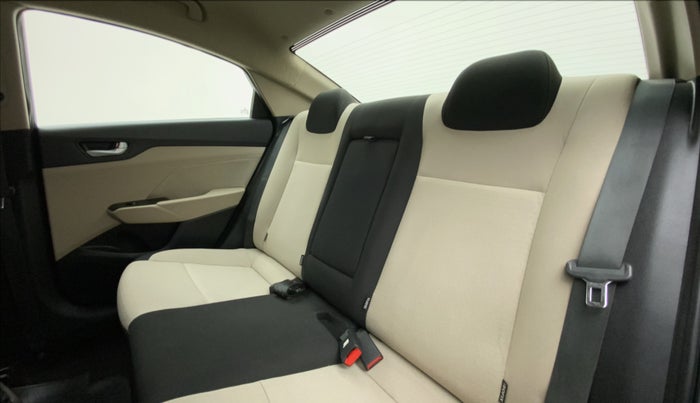 2017 Hyundai Verna 1.6 SX VTVT, Petrol, Manual, 29,275 km, Right Side Rear Door Cabin