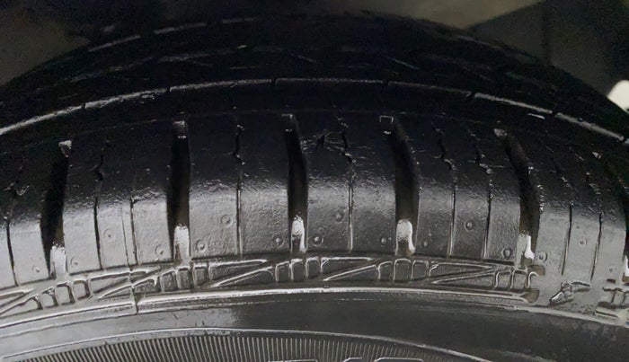 2017 Hyundai Eon SPORTZ, Petrol, Manual, 60,388 km, Left Front Tyre Tread