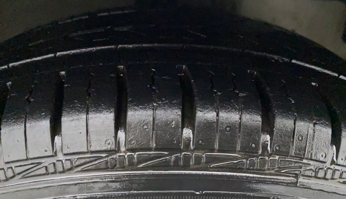 2017 Hyundai Eon SPORTZ, Petrol, Manual, 60,388 km, Right Front Tyre Tread