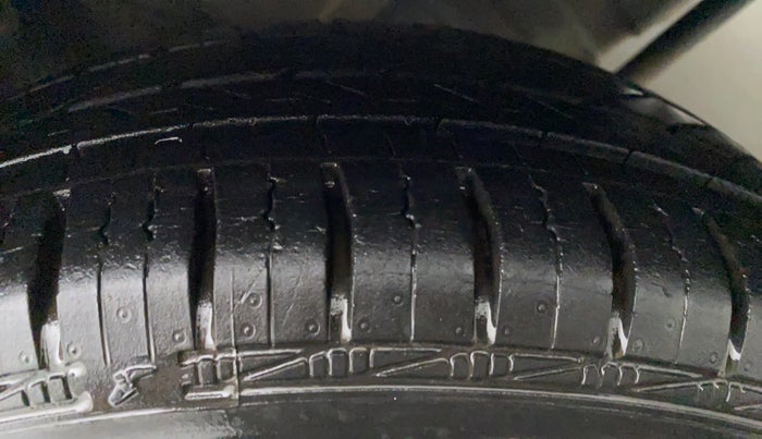 2017 Hyundai Eon SPORTZ, Petrol, Manual, 60,388 km, Left Rear Tyre Tread