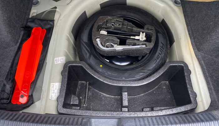 2014 Volkswagen Vento HIGHLINE DIESEL, Diesel, Manual, 1,05,831 km, Spare Tyre