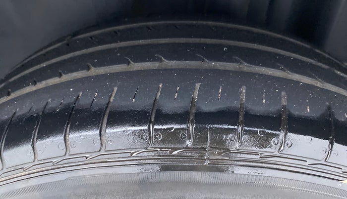 2014 Volkswagen Vento HIGHLINE DIESEL, Diesel, Manual, 1,05,831 km, Left Rear Tyre Tread