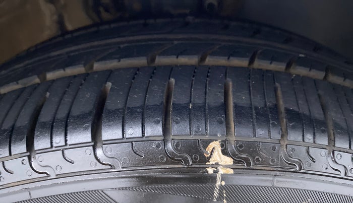 2014 Volkswagen Vento HIGHLINE DIESEL, Diesel, Manual, 1,05,831 km, Right Front Tyre Tread