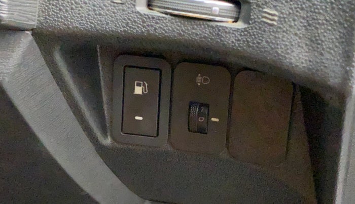 2019 Mahindra XUV500 W5, Diesel, Manual, 95,338 km, AC Unit - Directional switch has minor damage