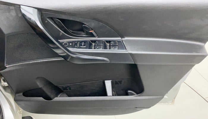 2019 Mahindra XUV500 W5, Diesel, Manual, 95,338 km, Driver Side Door Panels Control