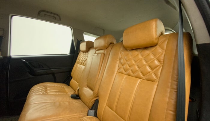 2019 Mahindra XUV500 W5, Diesel, Manual, 95,338 km, Right Side Rear Door Cabin
