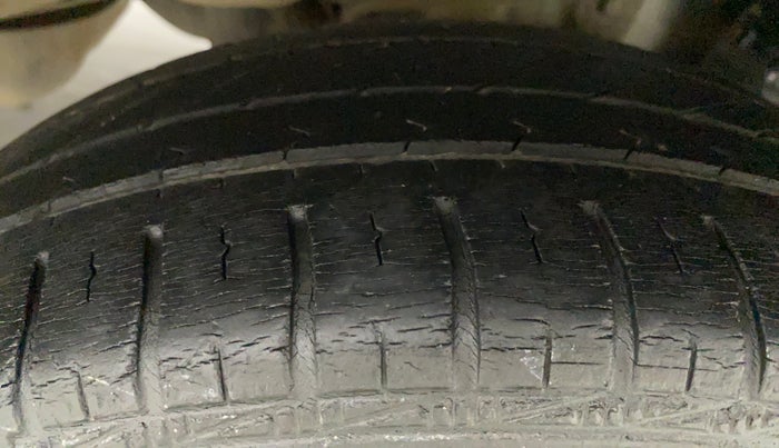 2015 Hyundai Eon MAGNA +, Petrol, Manual, 53,812 km, Left Rear Tyre Tread