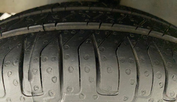 2015 Hyundai Eon MAGNA +, Petrol, Manual, 53,812 km, Left Front Tyre Tread