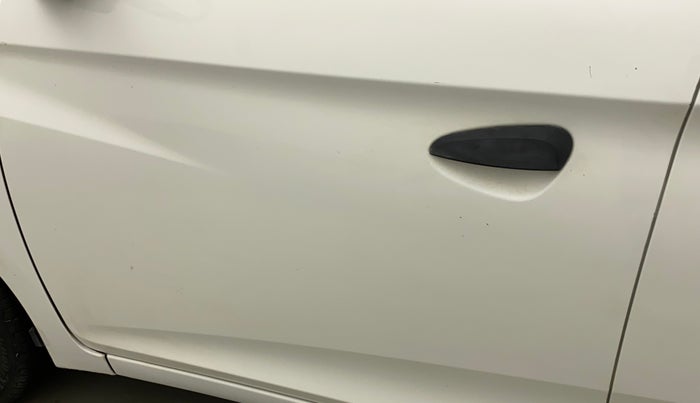 2015 Hyundai Eon MAGNA +, Petrol, Manual, 53,812 km, Front passenger door - Minor scratches