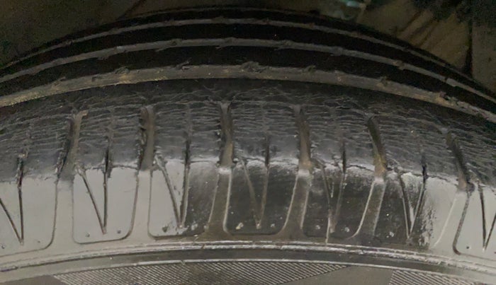 2016 Maruti Vitara Brezza ZDI PLUS DUAL TONE, Diesel, Manual, 68,413 km, Right Rear Tyre Tread
