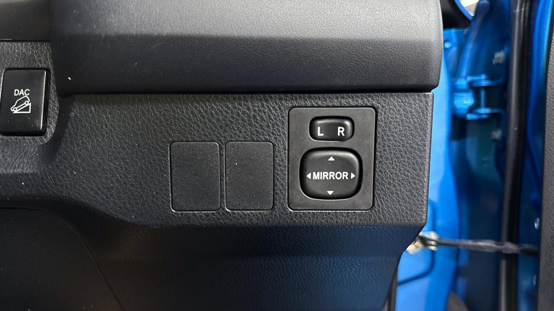 2017 Toyota RAV4 Gx (4x4), Automatic, 81238 km, Utility Switches/Buttons