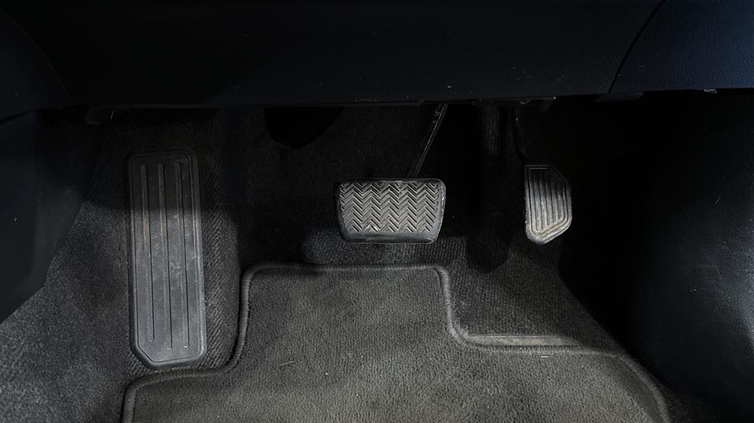 2017 Toyota RAV4 Gx (4x4), Automatic, 81238 km, Pedals and Footmat