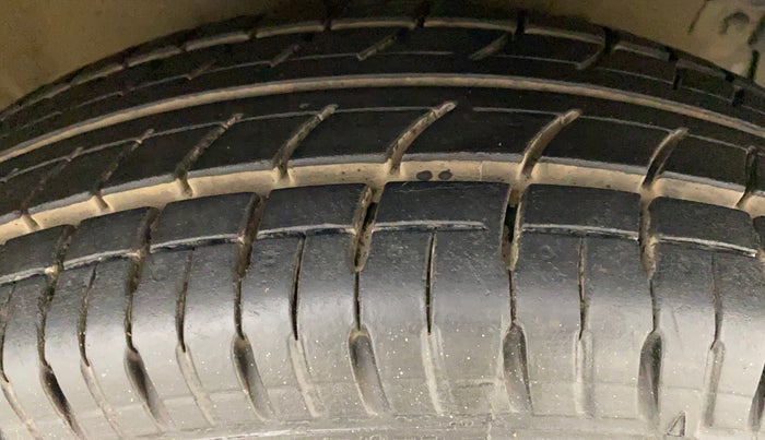 2012 Maruti Swift VDI, Diesel, Manual, 80,812 km, Right Front Tyre Tread