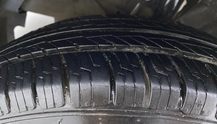 2018 Maruti Dzire VDI, Diesel, Manual, 90,122 km, Left Front Tyre Tread