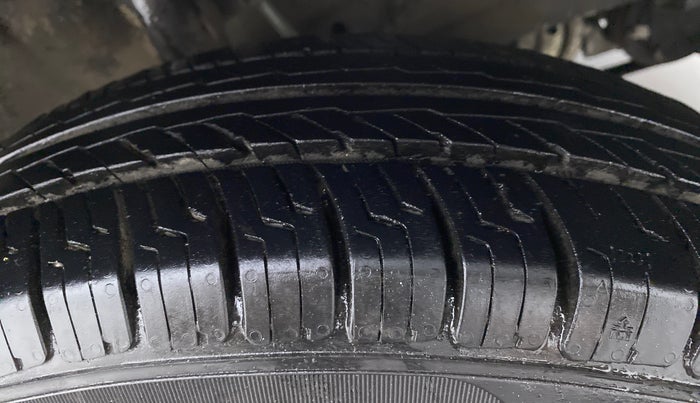 2018 Maruti Dzire VDI, Diesel, Manual, 90,122 km, Right Front Tyre Tread