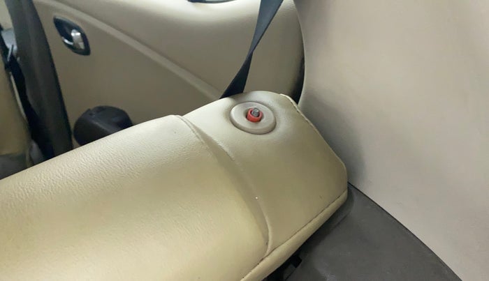 2013 Hyundai i10 MAGNA 1.2, Petrol, Manual, 1,07,746 km, Second-row right seat - Folding lever not working