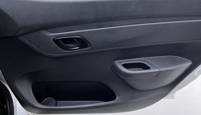 2016 Renault Kwid 1.0 RXT, Petrol, Manual, 29,597 km, Driver Side Door Panels Control