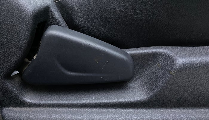 2016 Renault Kwid 1.0 RXT, Petrol, Manual, 29,597 km, Driver Side Adjustment Panel