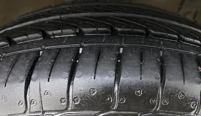 2015 Maruti Swift ZXI D, Petrol, Manual, 33,128 km, Right Front Tyre Tread