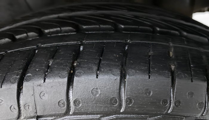 2015 Maruti Swift ZXI D, Petrol, Manual, 33,128 km, Left Rear Tyre Tread
