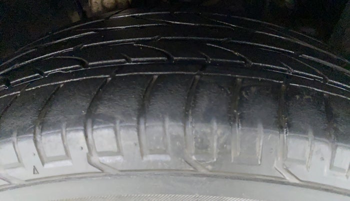 2018 Mahindra MARAZZO M8 7 STR, Diesel, Manual, Right Front Tyre Tread