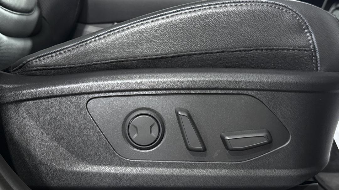2025 Hyundai Tucson Premium Hybrid (AWD), Automatic, 2546 km, Drivers Side Adjustment Panel