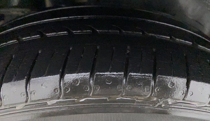 2018 Maruti Ciaz DELTA 1.5 SHVS VVT MT, Petrol, Manual, 30,729 km, Right Front Tyre Tread