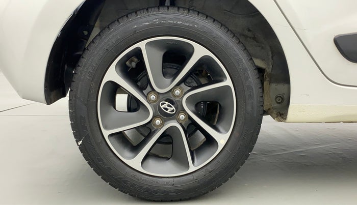 2017 Hyundai Grand i10 SPORTZ (O) 1.2 AT VTVT, Petrol, Automatic, 30,210 km, Right Rear Wheel