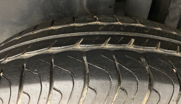 2016 Maruti Swift VXI D, Petrol, Manual, 31,166 km, Left Rear Tyre Tread