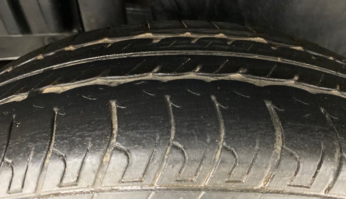 2016 Maruti Swift VXI D, Petrol, Manual, 31,166 km, Right Rear Tyre Tread