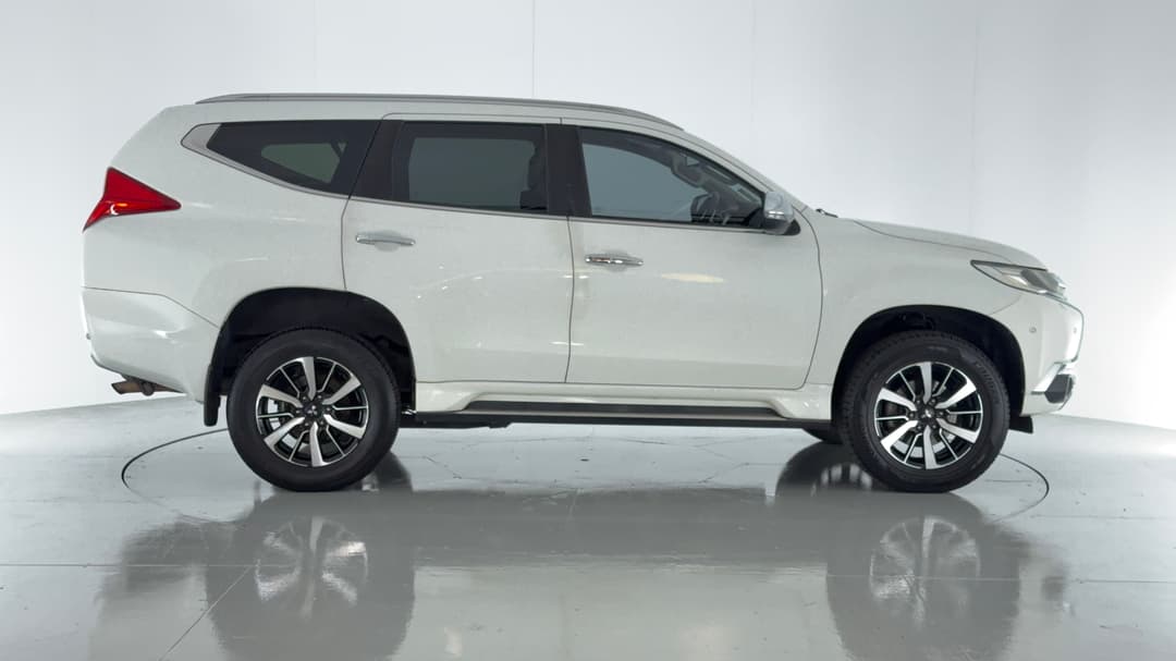 2017 Mitsubishi Pajero Sport Exceed (4x4) 7 Seat, Automatic, 122122 km, Right Side View