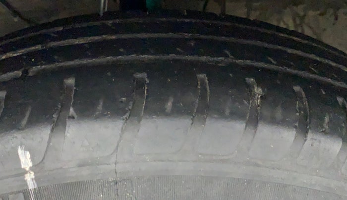 2019 Maruti Swift LXI, Petrol, Manual, 70,182 km, Left Front Tyre Tread