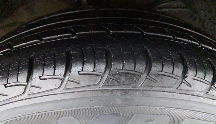 2016 Maruti Baleno DELTA 1.2 K12, Petrol, Manual, 28,746 km, Right Front Tyre Tread