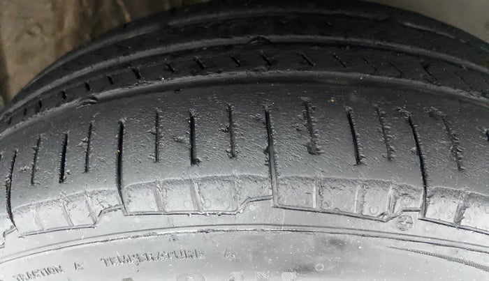 2014 Skoda Rapid 1.6 TDI MT AMBITION PLUS, Diesel, Manual, 68,027 km, Right Front Tyre Tread