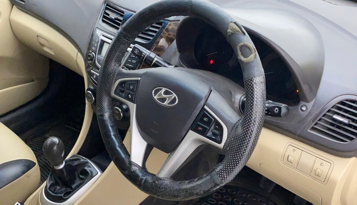 2011 Hyundai Verna FLUIDIC 1.6 VTVT SX, Petrol, Manual, 66,646 km, Steering wheel - Steering cover is minor torn