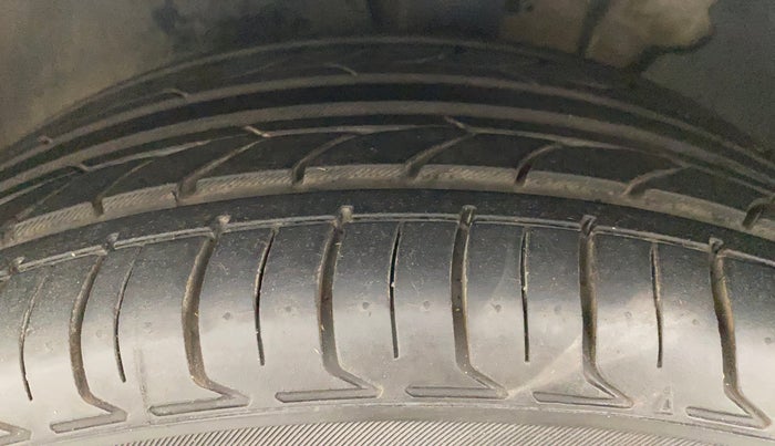 2013 Volkswagen Jetta COMFORTLINE TSI, Petrol, Manual, 1,09,054 km, Left Front Tyre Tread