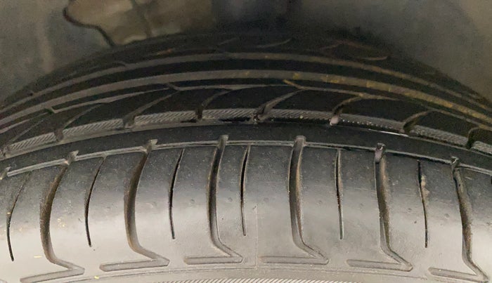 2013 Volkswagen Jetta COMFORTLINE TSI, Petrol, Manual, 1,09,054 km, Right Front Tyre Tread