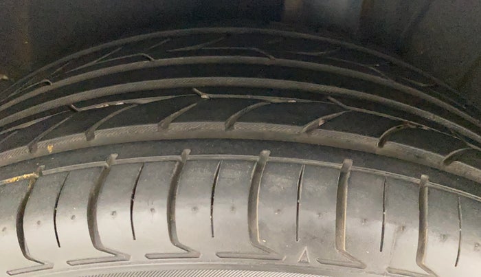 2013 Volkswagen Jetta COMFORTLINE TSI, Petrol, Manual, 1,09,054 km, Right Rear Tyre Tread