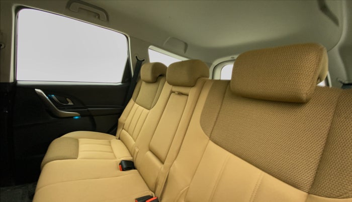 2019 Mahindra XUV500 W7, Diesel, Manual, 39,455 km, Right Side Rear Door Cabin