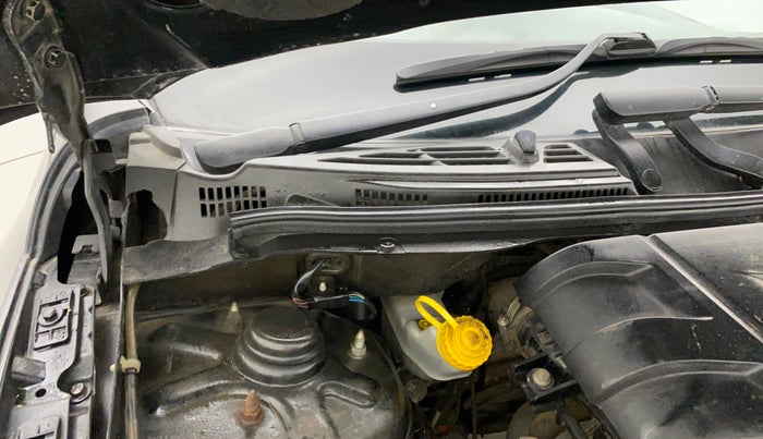 2019 Mahindra XUV500 W7, Diesel, Manual, 39,455 km, Bonnet (hood) - Cowl vent panel has minor damage