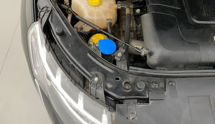 2019 Mahindra XUV500 W7, Diesel, Manual, 39,455 km, Right headlight - Clamp has minor damage