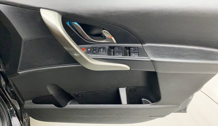 2019 Mahindra XUV500 W7, Diesel, Manual, 39,455 km, Driver Side Door Panels Control