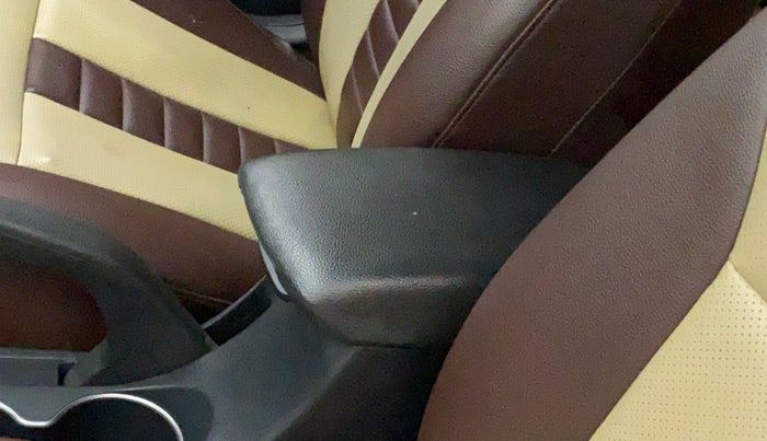 2019 Hyundai Verna 1.6 SX VTVT (O), Petrol, Manual, 32,226 km, Second-row right seat - Armrest fabric torn
