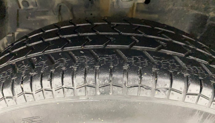 2015 Maruti Swift VXI D, Petrol, Manual, 38,475 km, Left Front Tyre Tread