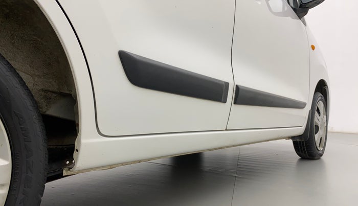 2017 Maruti Wagon R 1.0 VXI, Petrol, Manual, 31,574 km, Right running board - Minor scratches