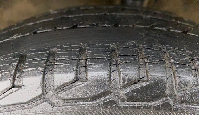 2014 Maruti Wagon R Stingray VXI, Petrol, Manual, 29,853 km, Left Front Tyre Tread
