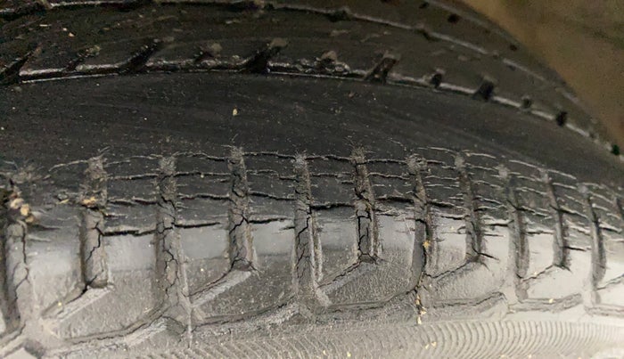 2014 Maruti Wagon R Stingray VXI, Petrol, Manual, 29,853 km, Left front tyre - Minor crack