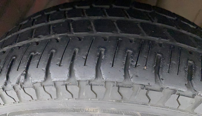 2014 Datsun Go T, Petrol, Manual, 63,789 km, Right Front Tyre Tread